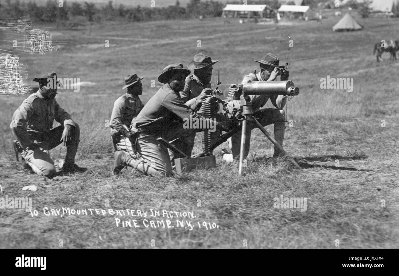 Landschaft geschossen, afroamerikanische Soldaten hockte im Gras um montierte Batterie in Aktion, 1910. Stockfoto