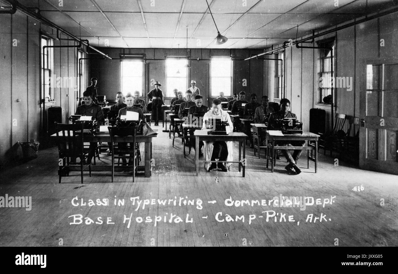 Klasse in Maschinenschreiben, kaufmännische Abteilung, Base Hospital, Camp Pike, Arkansas; Landschaft schoss der Klasse Zimmer mit Studenten sitzen am Schreibtisch schreiben auf Schreibmaschinen, Arkansas, 1920. Stockfoto