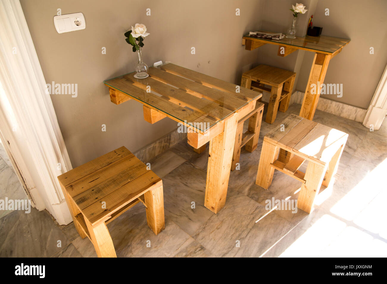 Hotel bar Möbel aus Holzpaletten, Jerez de la Frontera, Spanien Stockfoto
