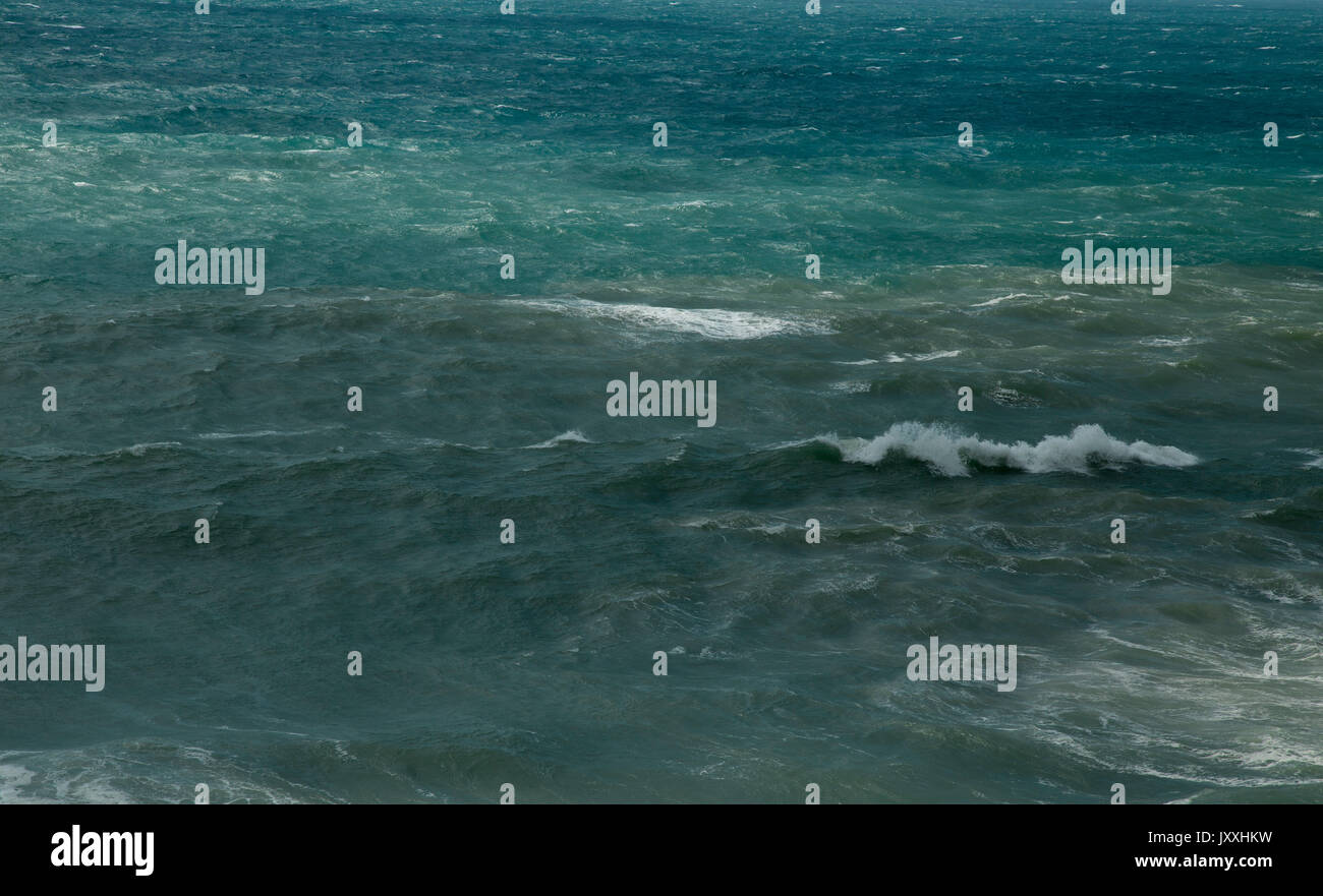Kurve auf der Meeresoberfläche. In stürmischen Tag Seascape. Stockfoto