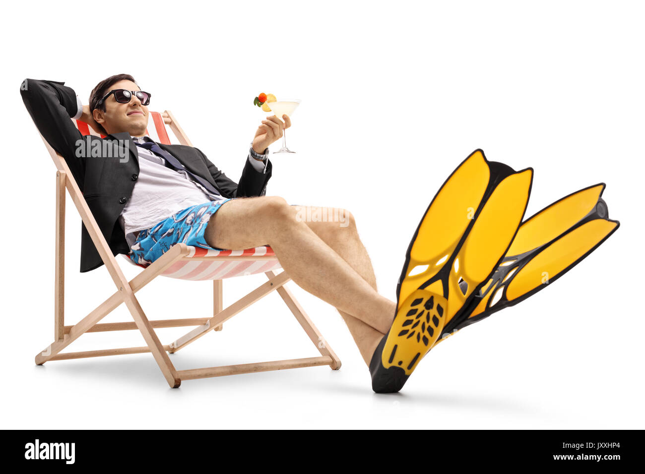 Geschäftsmann mit Schwimmen Flossen und einen Cocktail im Liegestuhl auf weißem Hintergrund liegend Stockfoto
