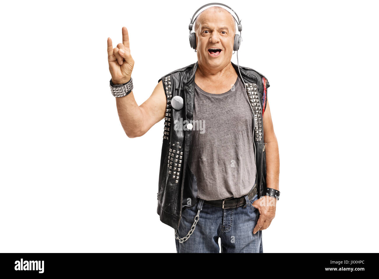 Ältere Punker mit Kopfhörern einen rock Geste auf weißem Hintergrund Stockfoto