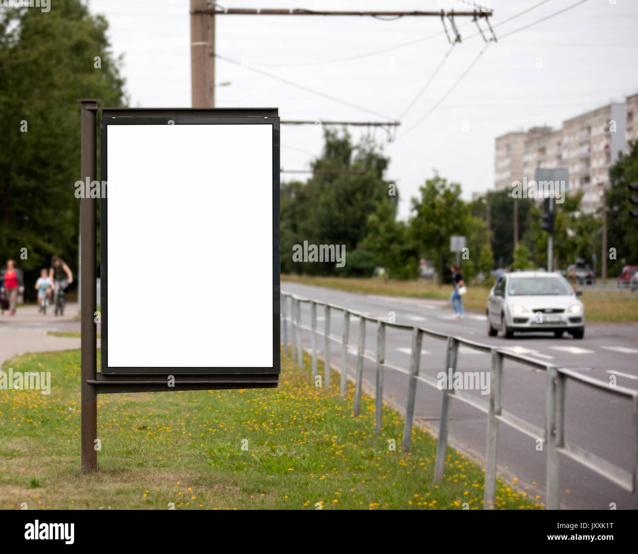 Leere Anschlagtafel auf Straße der Stadt. Transport und die Leute im Hintergrund Stockfoto