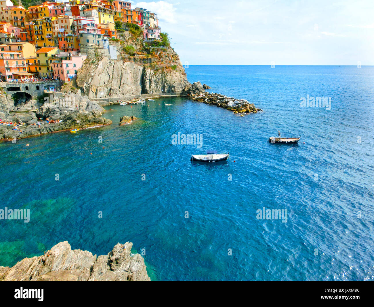 Bunte traditionelle Häuser auf einem Felsen über dem Mittelmeer, Manarola, Cinque Terre, Italien Stockfoto