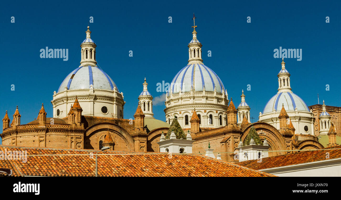 Die Kuppeln der neuen Kathedrale ist ein zentrales Merkmal des Cuenca, Ecuador skyline Stockfoto