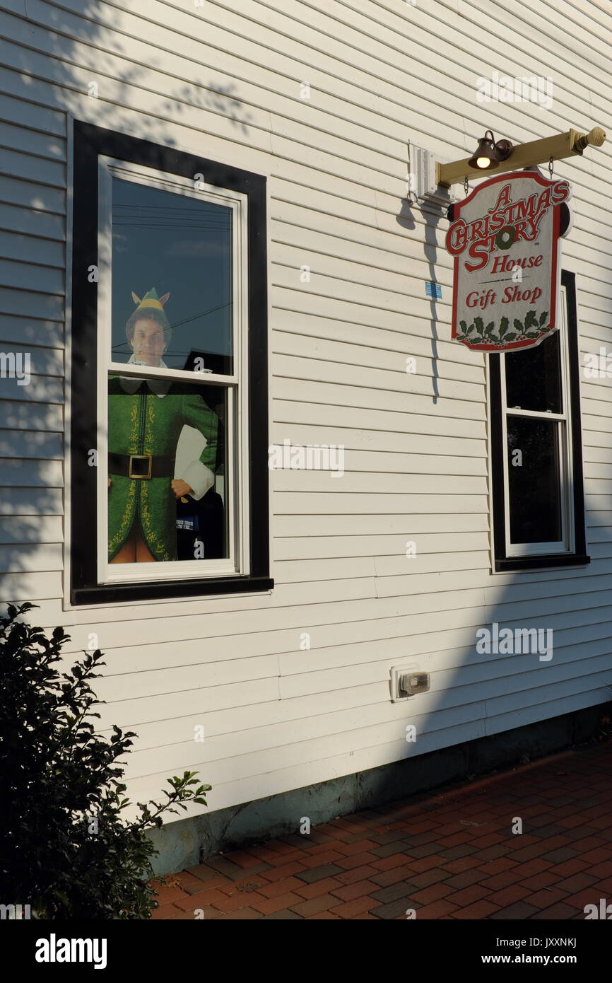 "Eine Weihnachtsgeschichte" Museumsshop in Tremont, Ohio mit einem Cut-out von Will Ferrell in einer Elf Kostüm, die er in dem Film "Elf" trug geschmückt ist. Stockfoto