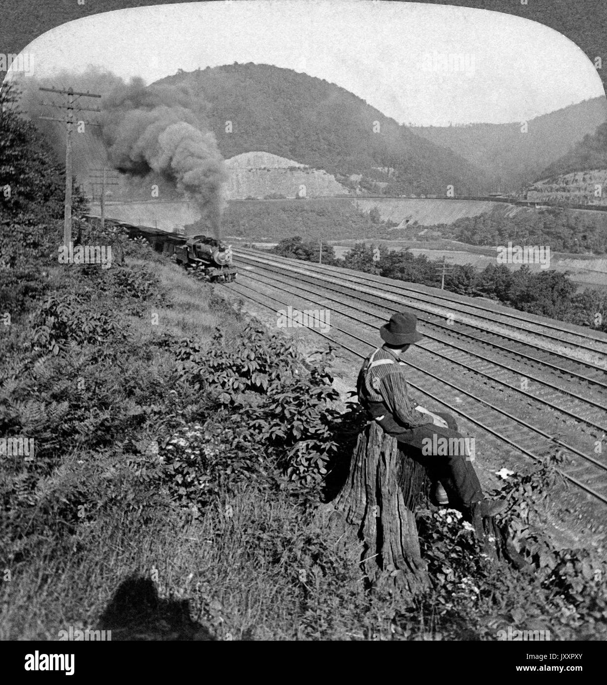 Berühmte Hufeisen Kurve in den Allegheny Mountains, West Virginia, USA, 1908. Berühmte Horseshoe Curve unter den Allegheny Mountains, West Virginia, USA 1908. Stockfoto