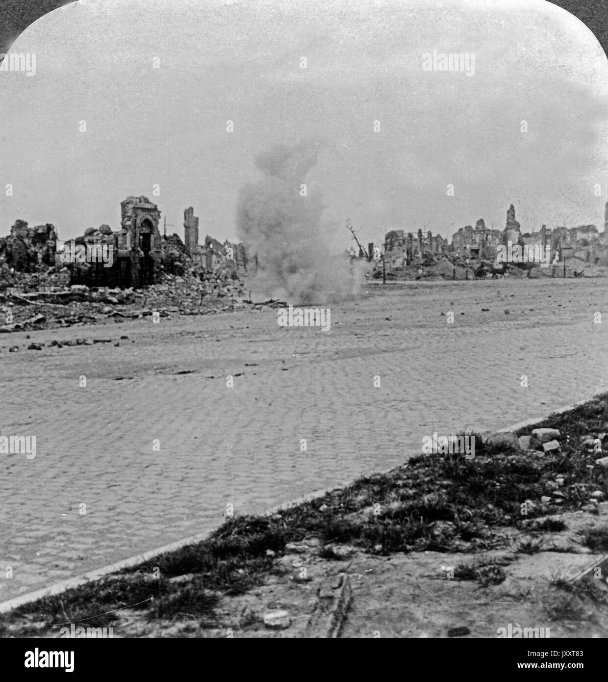 Granatenexplosion in einem Platz einer zerstörten Stadt an der britischen Front, 1917. Shell platzen in Quadrat einer zerstörten Stadt in Britischen front, 1917. Stockfoto