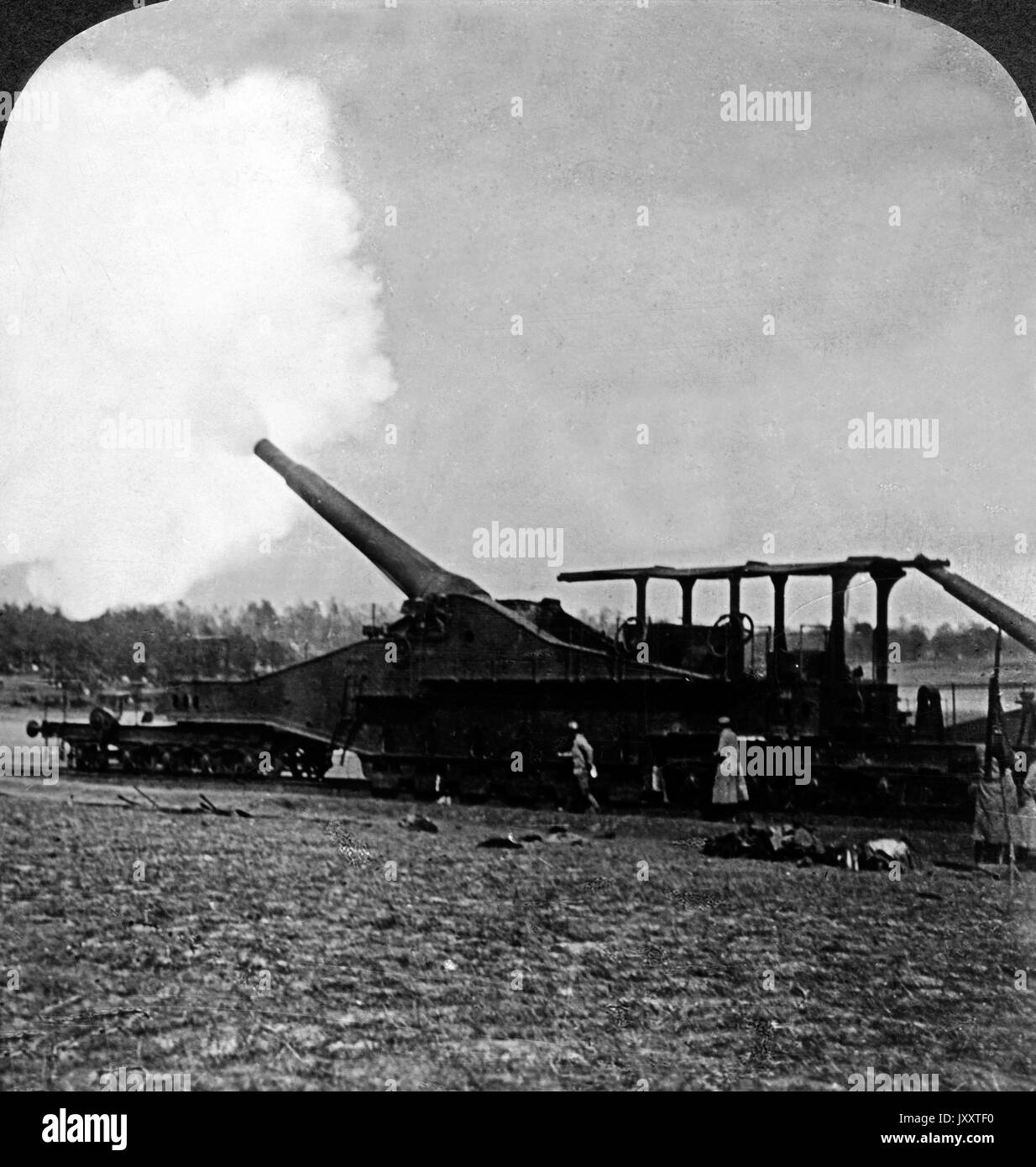 Franzosen senden eine Botschaft ein Fritz (die Deutschen) - das französische Eisenbahngeschütz 320 in Aktion, bei Reims, Frankreich 1917. Senden einer Nachricht an Fritz (die Deutschen) - Französische Bahn gun320 in Aktion in der Nähe von Reims, Frankreich 1917. Stockfoto