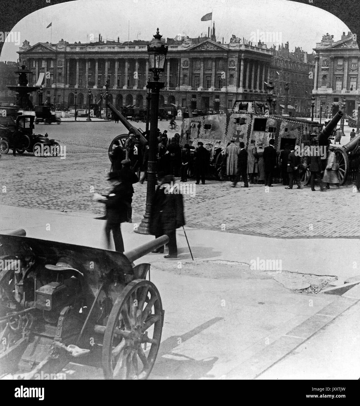 Das Hotel de Crillon, Hauptquartier der amerikanischen Friedensdelegation und Kriegstrophäen am Place de la Concorde in Paris, Frankreich 1918. Crillon Palace, dem Sitz der amerikanischen Delegation, Frieden und Krieg Trophäen am Place de la Concorde in Paris, Frankreich 1918. Stockfoto