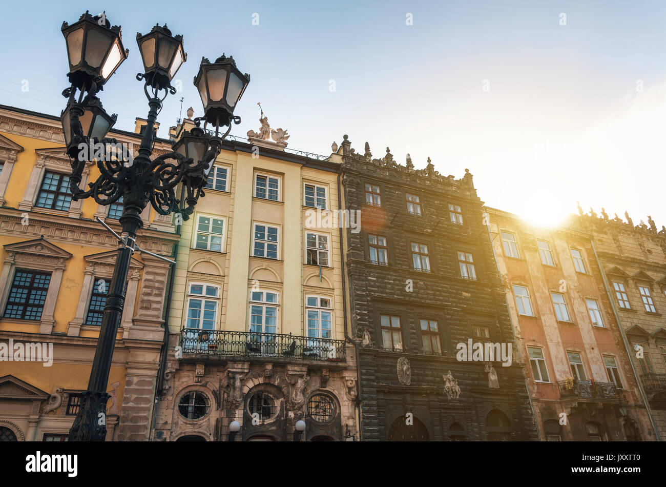Straße der alten Stadt Lemberg in der Ukraine. Morgen Stadt im Sonnenlicht mit Sun Flair. Die Ukraine Stockfoto