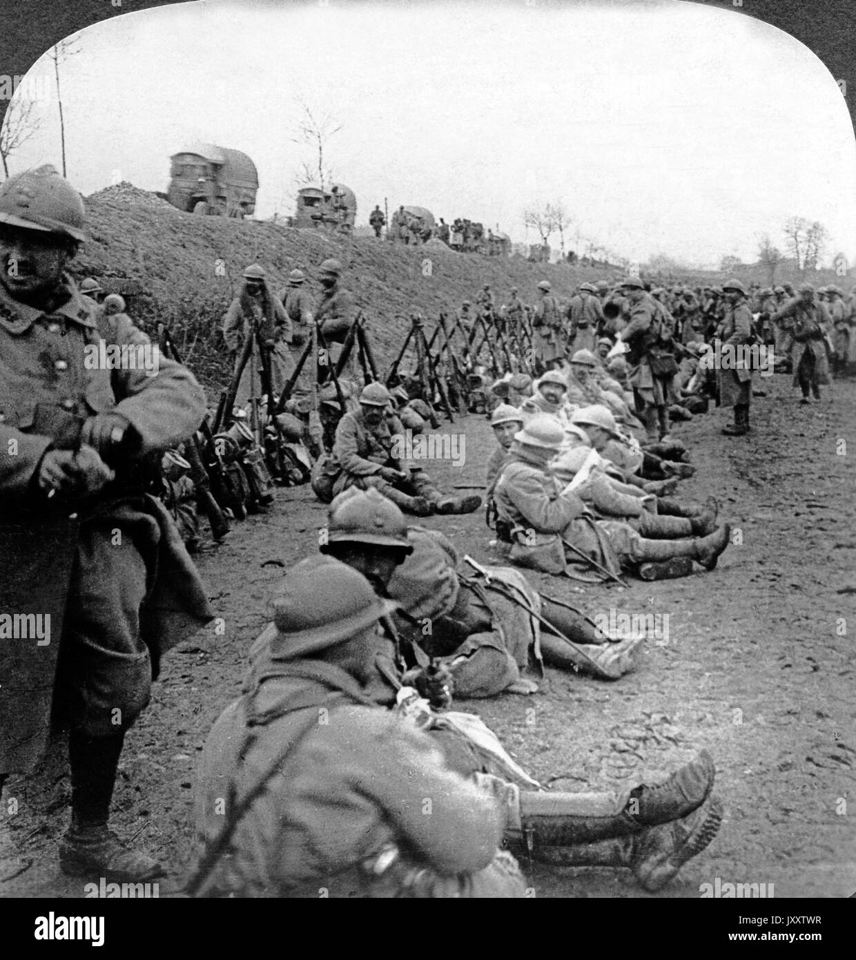 Soldaten und Armeetransporte bei einer Rast vor Verdun, Frankreich 1916. Truppen und Armee Transporte Ruhe vor Verdun, Frankreich 1916. Stockfoto