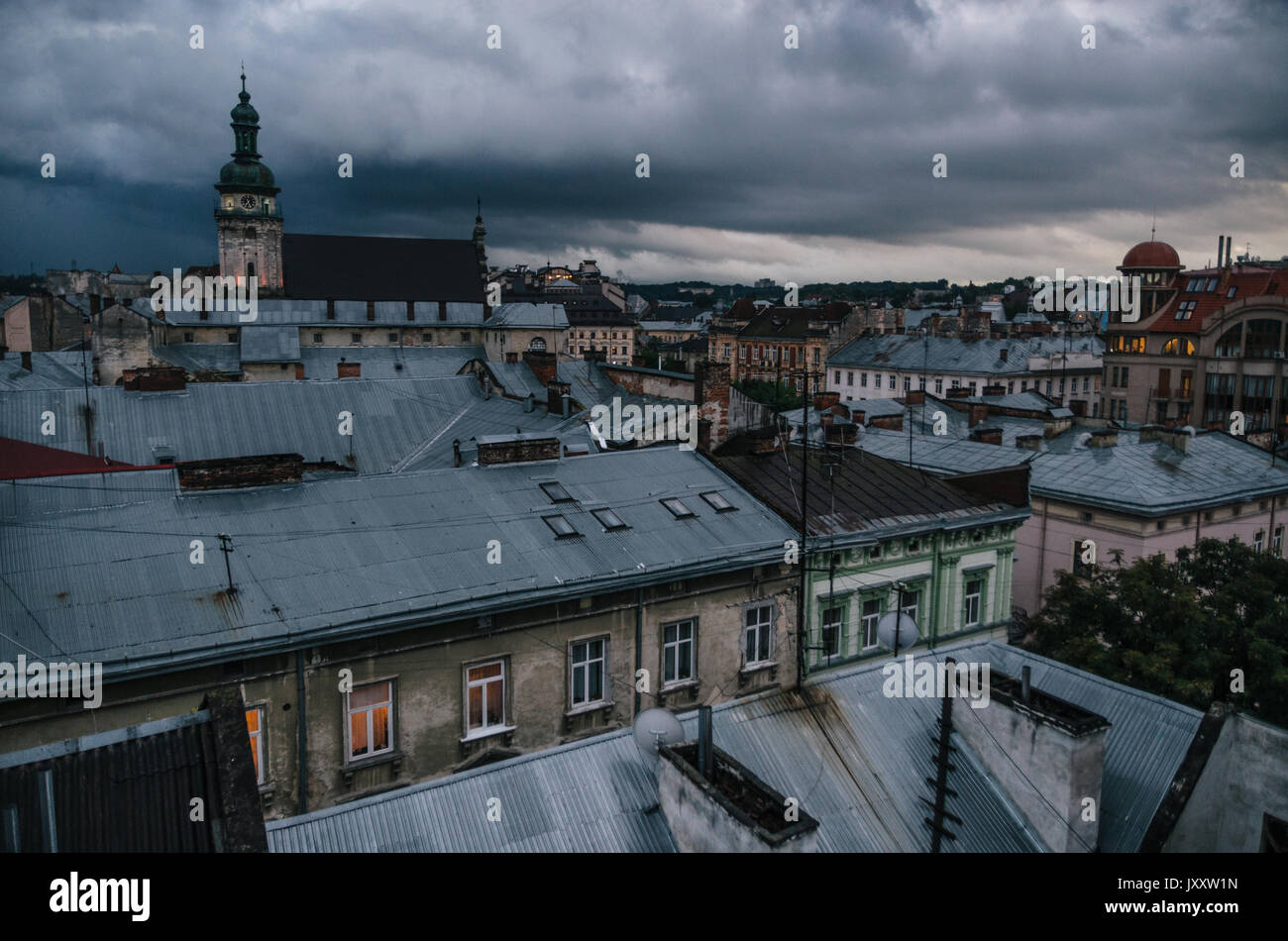 Dächer von Lemberg gegen die cloudscape. Altstadt in der Abenddämmerung. In der Ukraine. Stockfoto