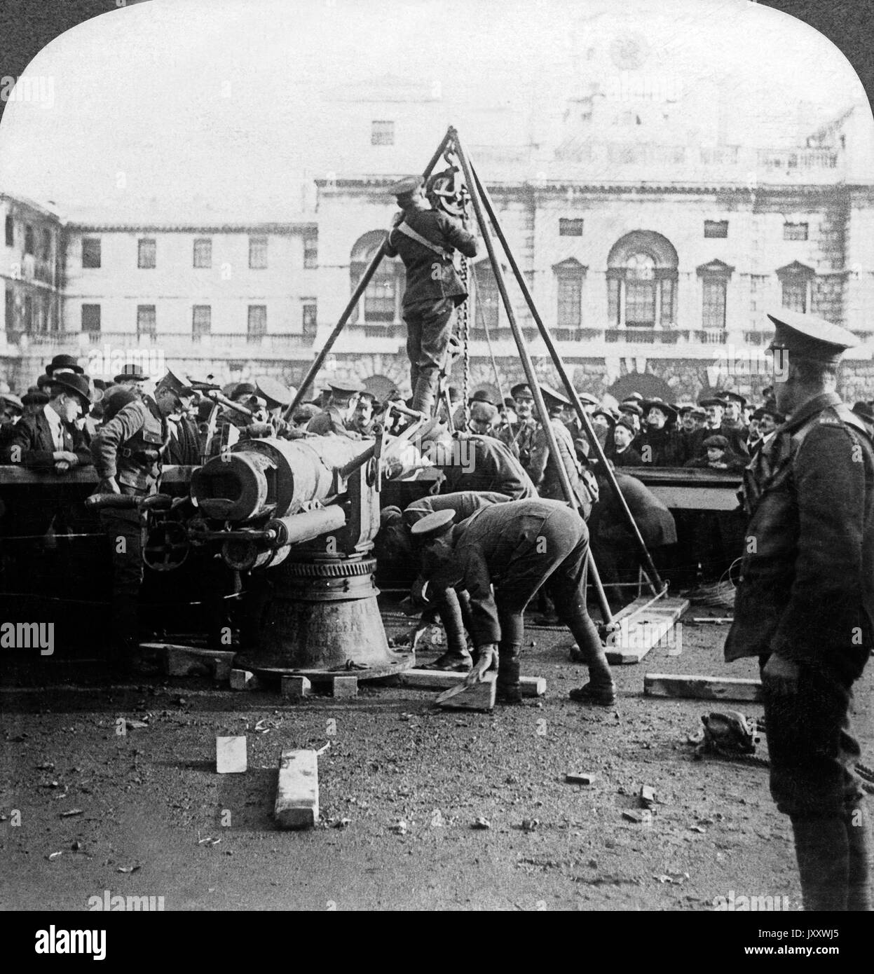 Aufstellen eines deutschen Seegeschützes des kleinen Kreuzer SMS Emden 'auf den Parade in London, Großbritannien, November 1914. Einrichten von Deutschen naval Gun von S.s. "Emden" an der Parade, London, Großbritannien, November 1914. Stockfoto