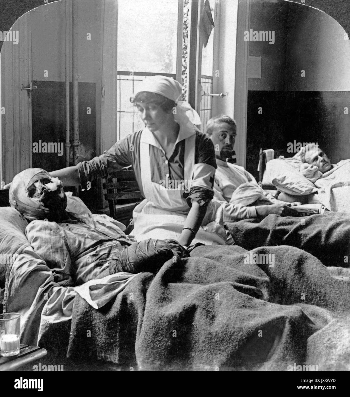 Die Schrecken des Krieges - erschütternder Nachleuchtend von belgischen Verwundeten in einem Krankenhaus in Antwerpen, Belgien 1914. Die Schrecken des Krieges! Grausige Blick des Belgischen an einem Krankenhaus in Antwerpen, Belgien, 1914 verwundet. Stockfoto