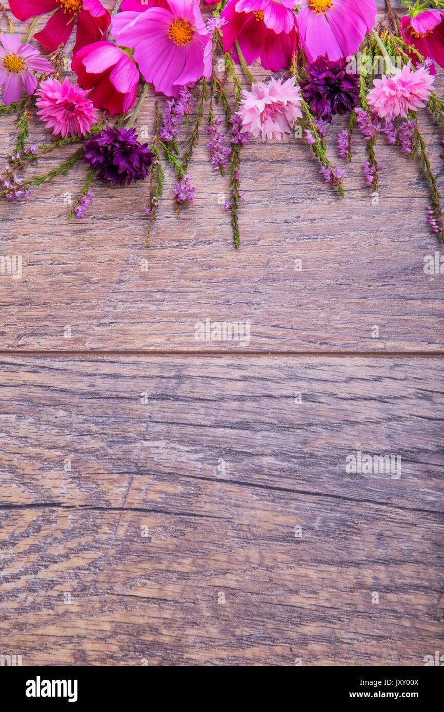Ein Bouquet von rosa und lila Blumen cosmea oder Cosmos mit Band auf rustikalen hölzernen Brettern. Kopieren Sie Platz. Mutter, Valentines, Frauen, Hochzeit Konzept Stockfoto