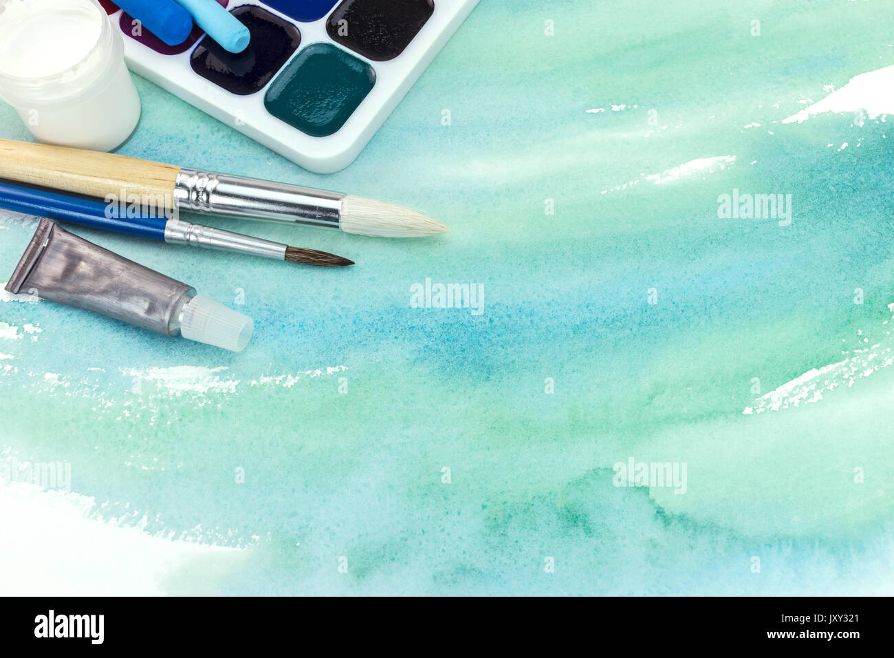 Künstlerische Pinsel und malt auf abstrakte grün Aquarell Hintergrund Stockfoto