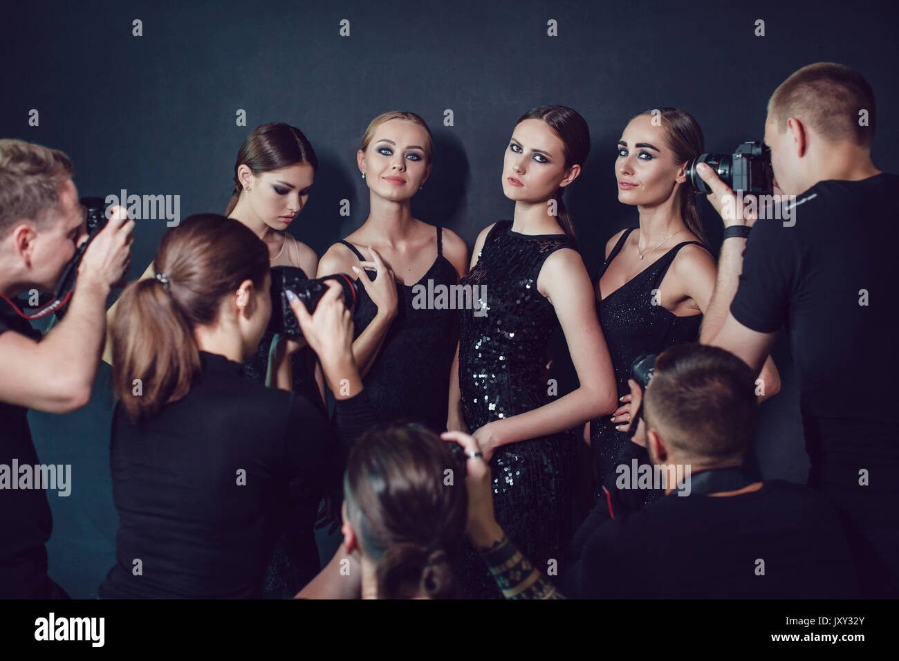Fotografen paparazzi Fotos der Frauen in Cocktail Kleider auf dunklem Hintergrund. Stockfoto