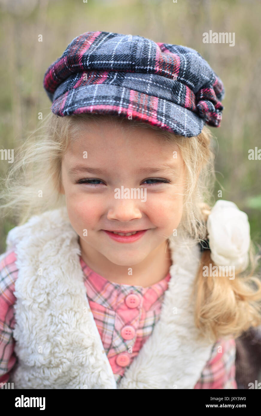 Porträt einer niedlichen fröhliche kleine Mädchen auf einer Natur im sonnigen Herbsttag. Stockfoto
