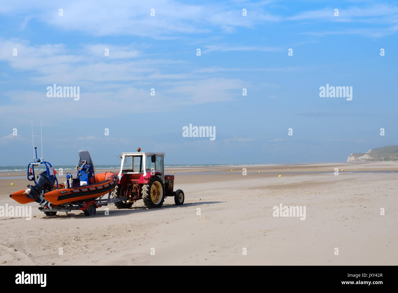 WISSANT, Frankreich - Juli 20 - Traktor mit rettungsboot am Sandstrand Stockfoto
