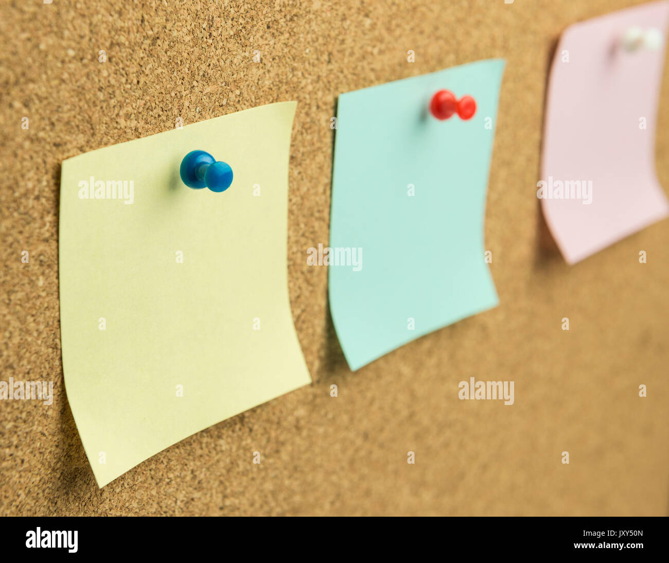 Haftnotiz auf Cork board Hintergrund Stockfoto