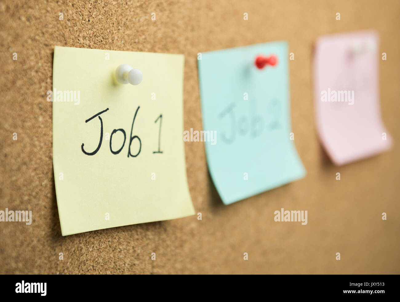 Haftnotiz auf Cork board Hintergrund Stockfoto