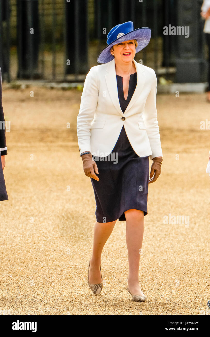 Die Königin und der Herzog von Edinburgh offiziell willkommen Seine Majestät König Felipe VI. von Spanien auf Horse Guards Parade am Mittwoch, den 12. Juli 2017. Im Bild: Home Secretary Amber Rudd und Premierminister Theresa kann auf den Exerzierplatz aus Downing Street entfernt. Kurz nach der Wind blies Amber Rudds Hut aus ihrem Kopf. Stockfoto