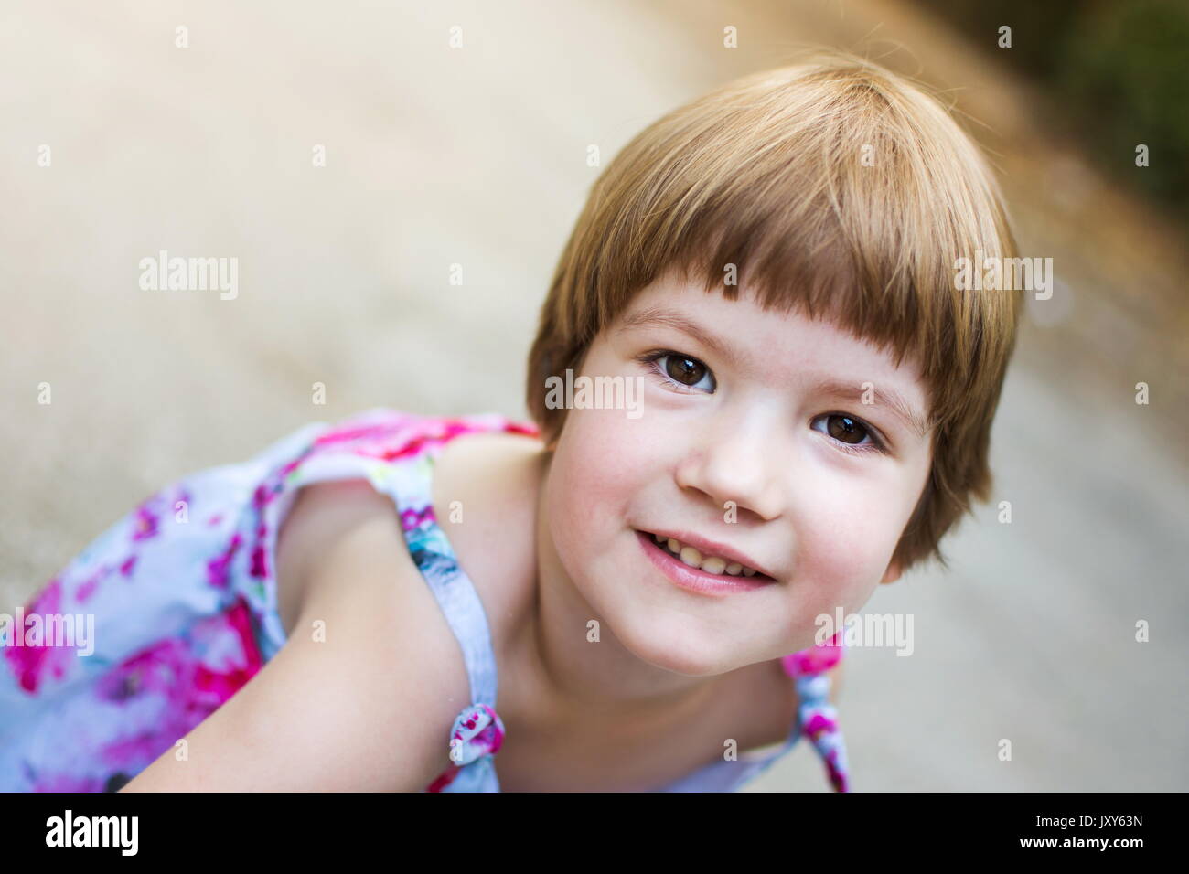 Restless drei Jahre altes Mädchen Spaß im Freien Stockfoto