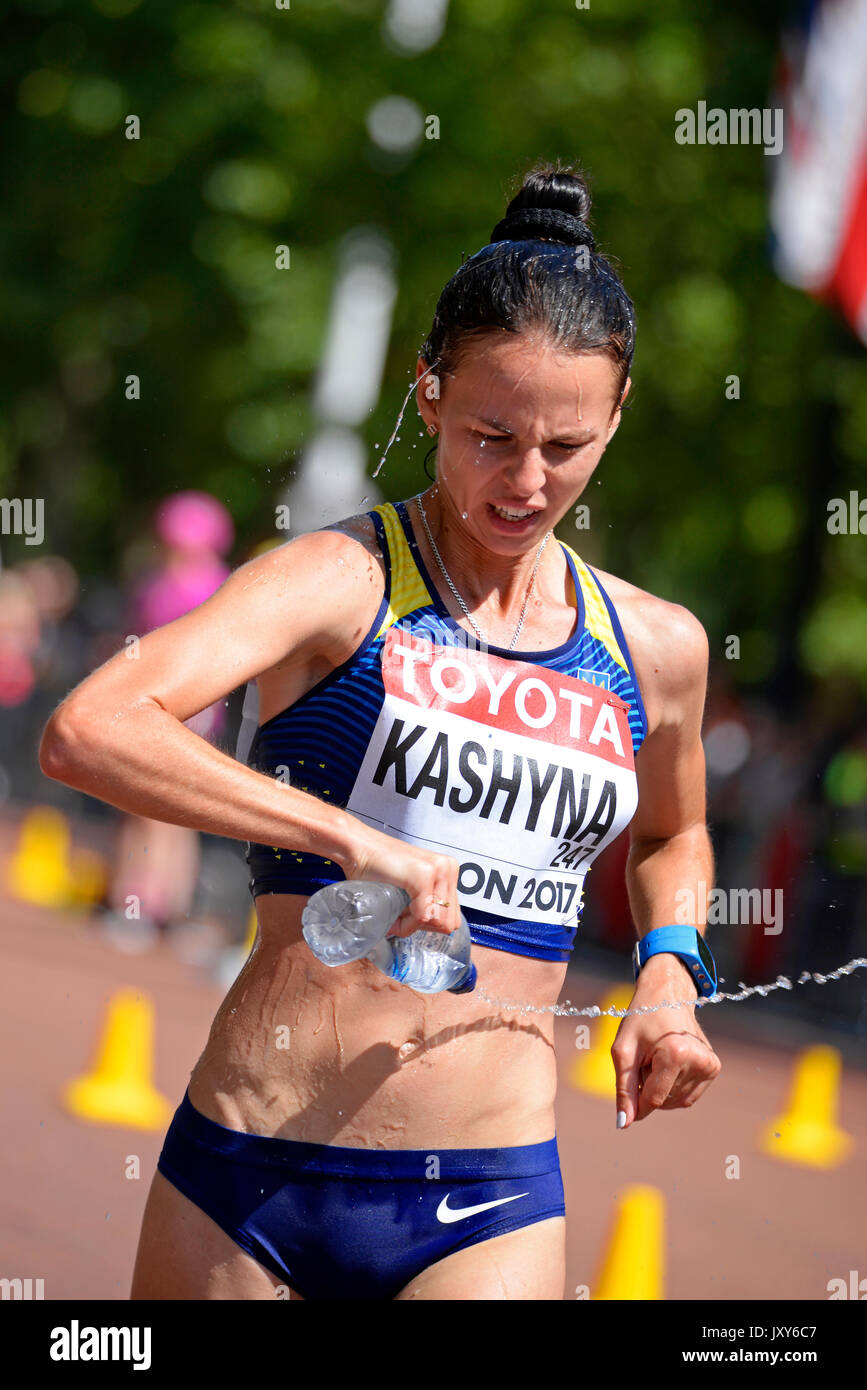 Inna Kashyna aus der Ukraine, die an der IAAF Leichtathletik-Weltmeisterschaft mit 20 km Fußweg in der Mall in London teilnimmt Stockfoto