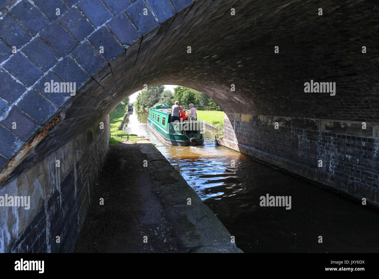 Ein schmales Boot unter Brücke Nummer 6, Wrexham Brücke, auf der Llangollen Canal, Burland, Cheshire, England, Großbritannien Stockfoto