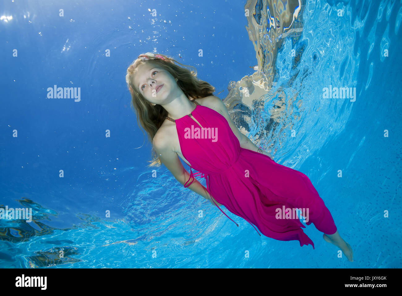 Ein Junges Mädchen In Einem Rosa Kleid Unter Wasser In Einem Pool Posiert Stockfotografie Alamy