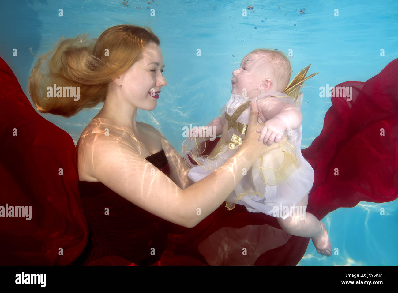 Schwimmflügel frau Fotos und Bildmaterial in hoher Auflösung Alamy