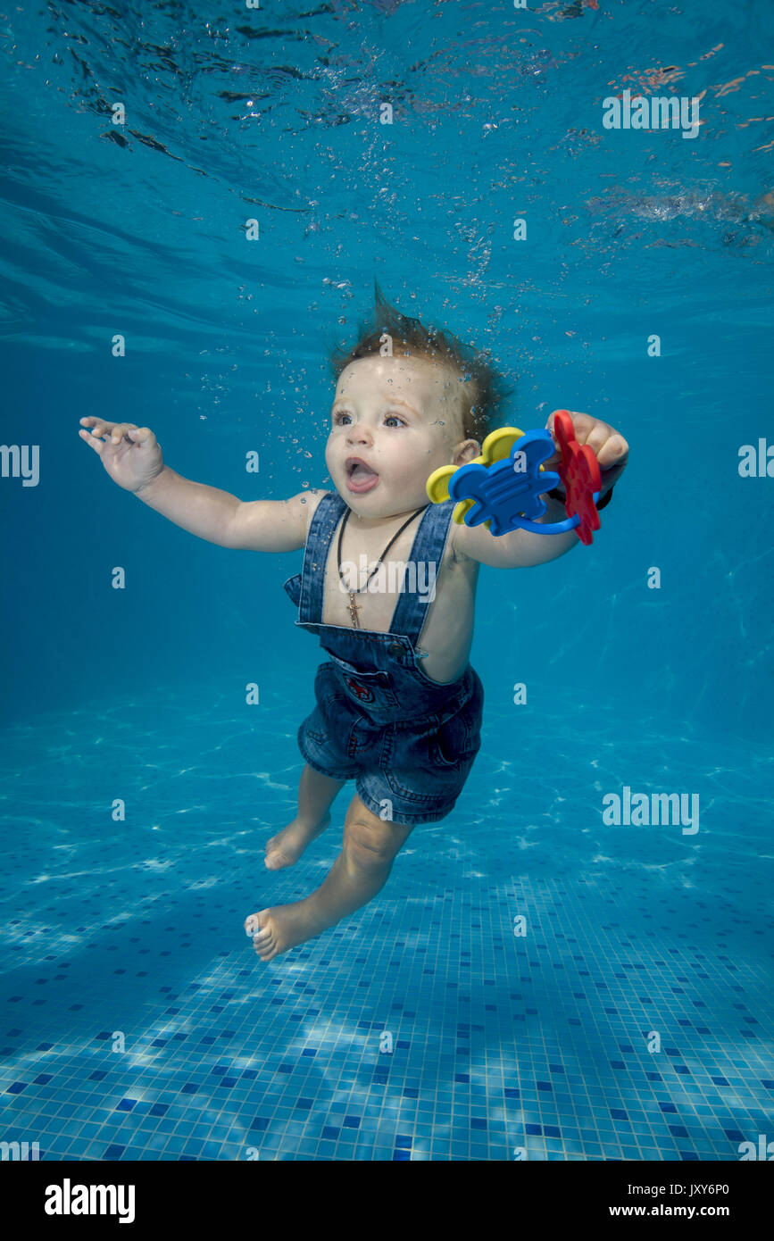 8 Monate jungen Lernen in den Pool zu schwimmen. Stockfoto