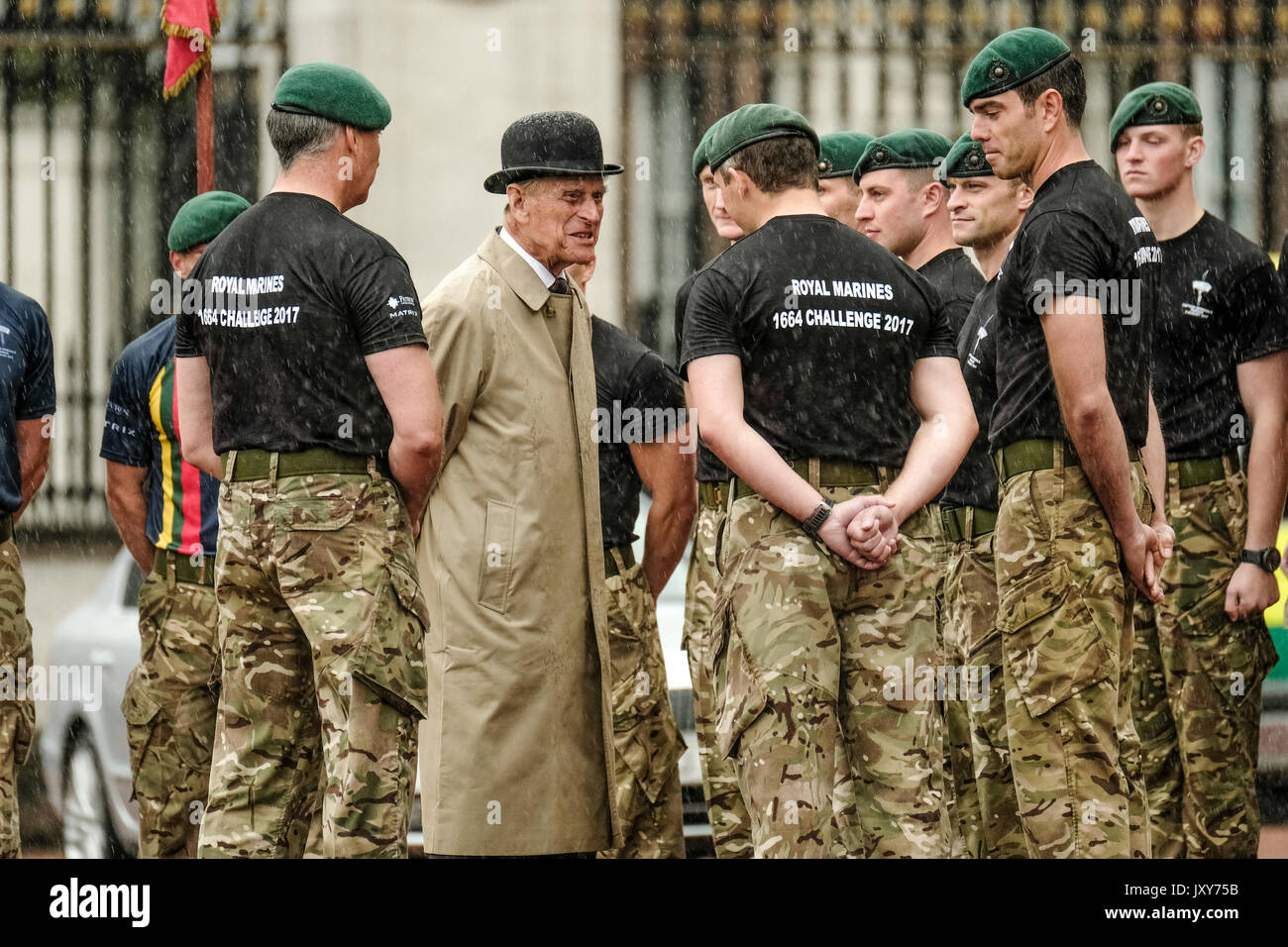 Der Herzog von Edinburgh besucht das Captain's Allgemeine Parade auf dem Vorplatz des Buckingham Palace in London am Mittwoch, den 2. August 2017. Die Captain's Allgemeine Parade ist die Herzöge abschließenden einzelnen Royal Engagement obwohl er wählen kann bestimmte Veranstaltungen zu besuchen, an der Seite der Königin, von Zeit zu Zeit. Der Umzug markiert das Finale der Royal Marines 1664 Globale Herausforderung, sah Royal Marines aus dem ganzen Land laufen 16,64 Meilen jeden Tag für 100 Tage, insgesamt eine Strecke von 1664 Meilen. Stockfoto