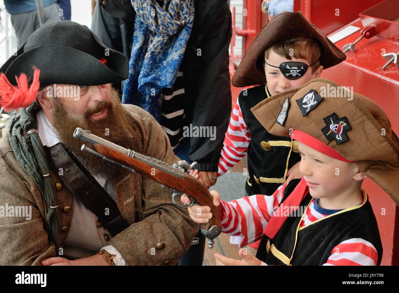 Kinder verkleiden sich als Piraten für eine Reise an Bord einer Yacht in Schottland, Großbritannien Stockfoto