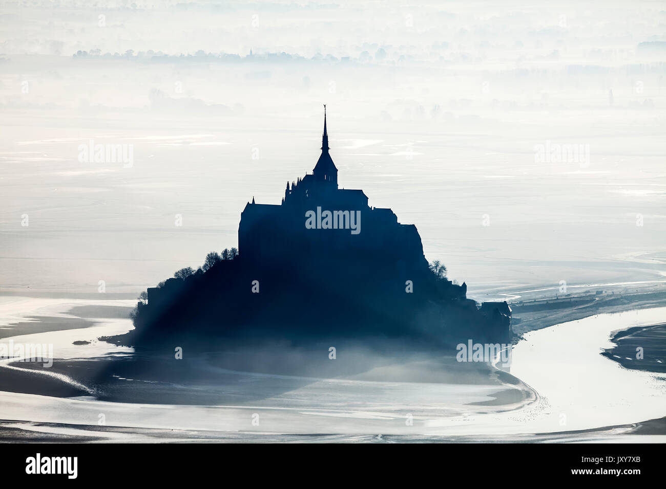 Le Mont-Saint Michel (St. Michael's Mount) im Morgennebel, Luftaufnahme Stockfoto