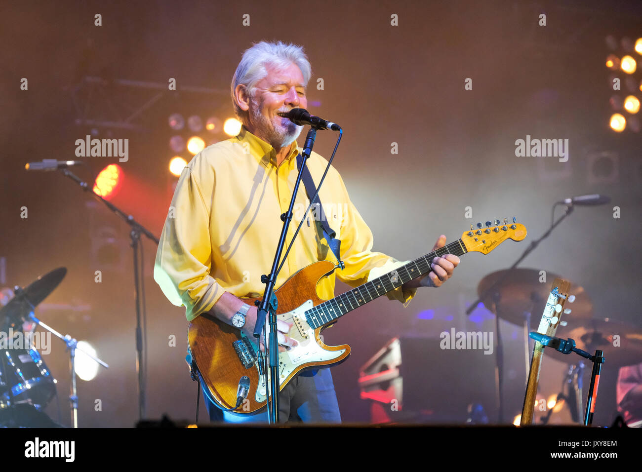 Simon Nicol von Fairport Convention durchführen bei der cropredy Fairport Convention, Banbury, Oxfordshire, England, 12. August 2017 Stockfoto