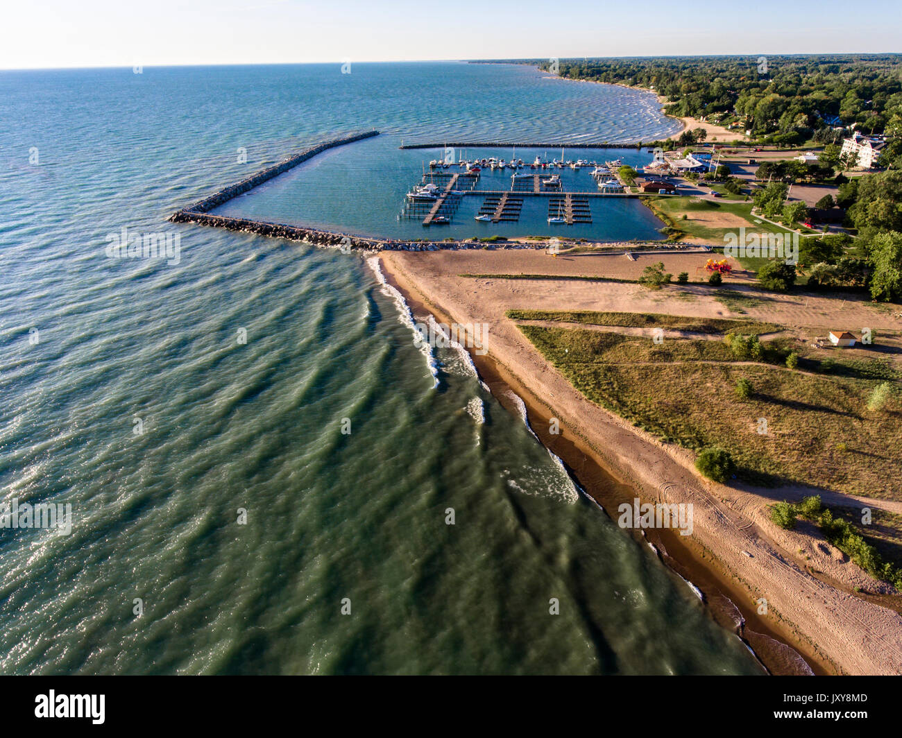 Luftaufnahme von Lexington Michigan am Lake Huron, das einen Mann zeigt, Hafen und wie es schützt eine Marina von Wind und Wellen Stockfoto