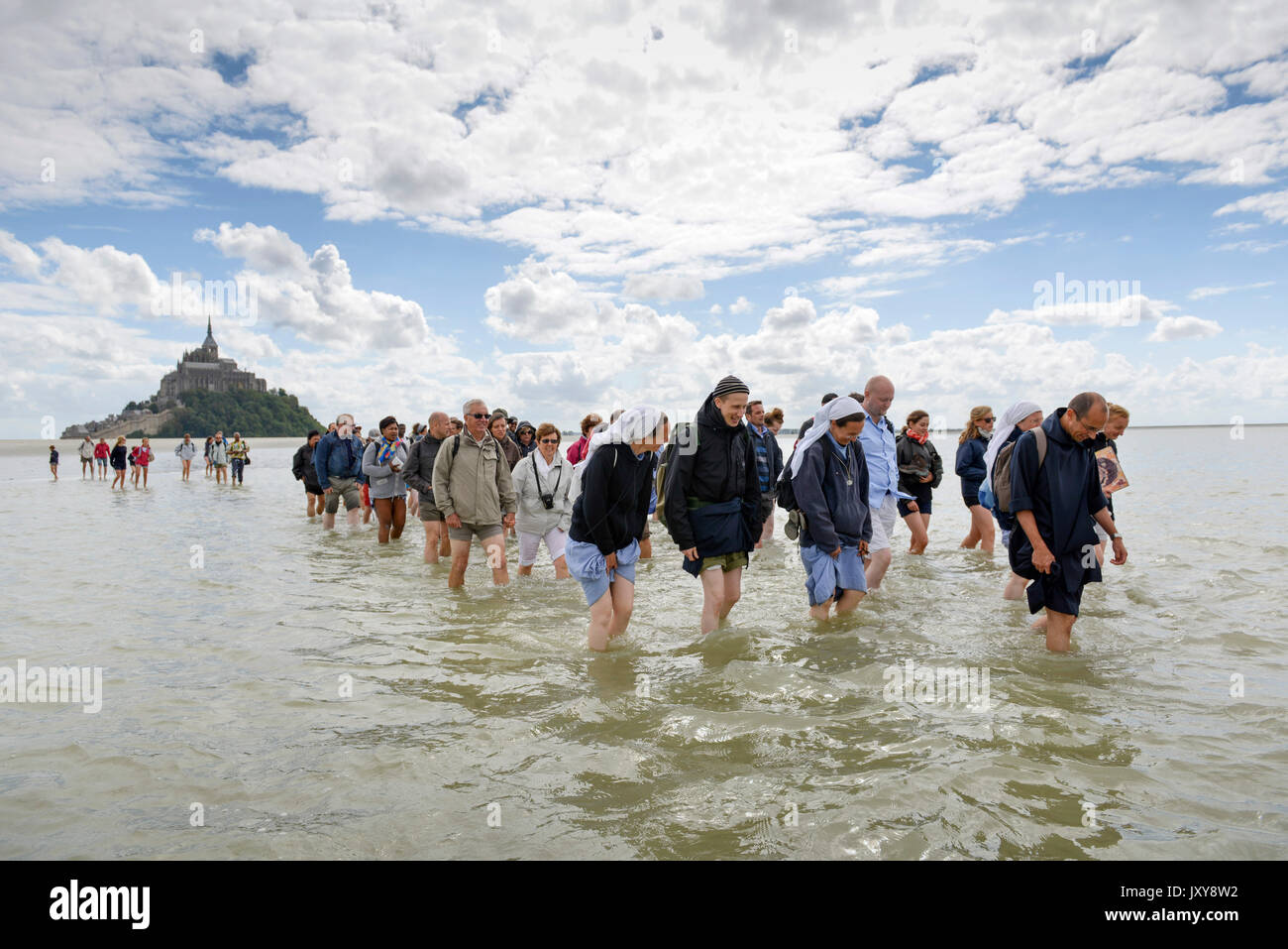 Maria Himmelfahrt Wallfahrt von der monastischen Gemeinschaften von Jerusalem organisiert, auf Tombelaine in der Bucht des Mont Saint-Michel (2015/08/15) Stockfoto