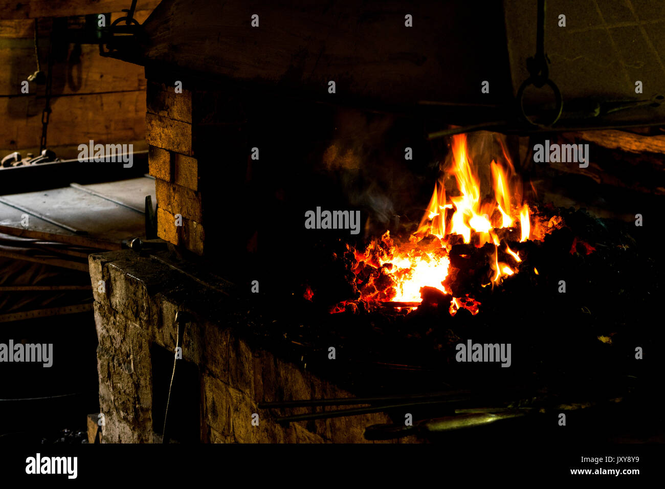 Ein glühendes Feuer leuchtet der Schmiede. Stockfoto