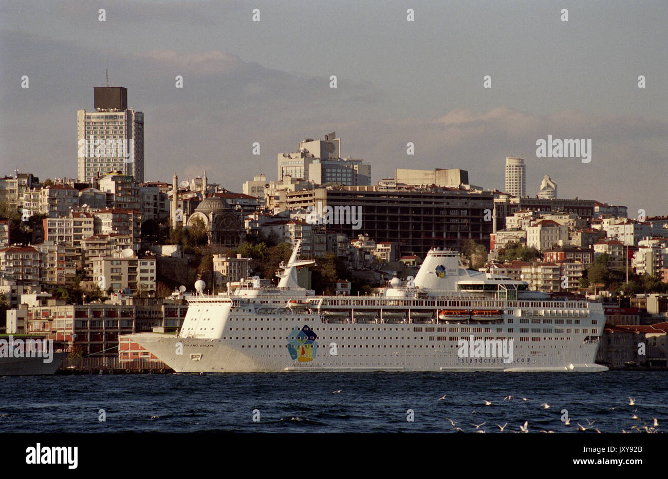 ISTANBUL TURQUIE - Insel entkommen KREUZFAHRTSCHIFF 185 M LANG GRÖSSTEN FÄHRE 1982 IM HAFEN DER STADT - ISTANBUL HAFEN - SIVER FILM © Frédéric BEAUMONT Stockfoto