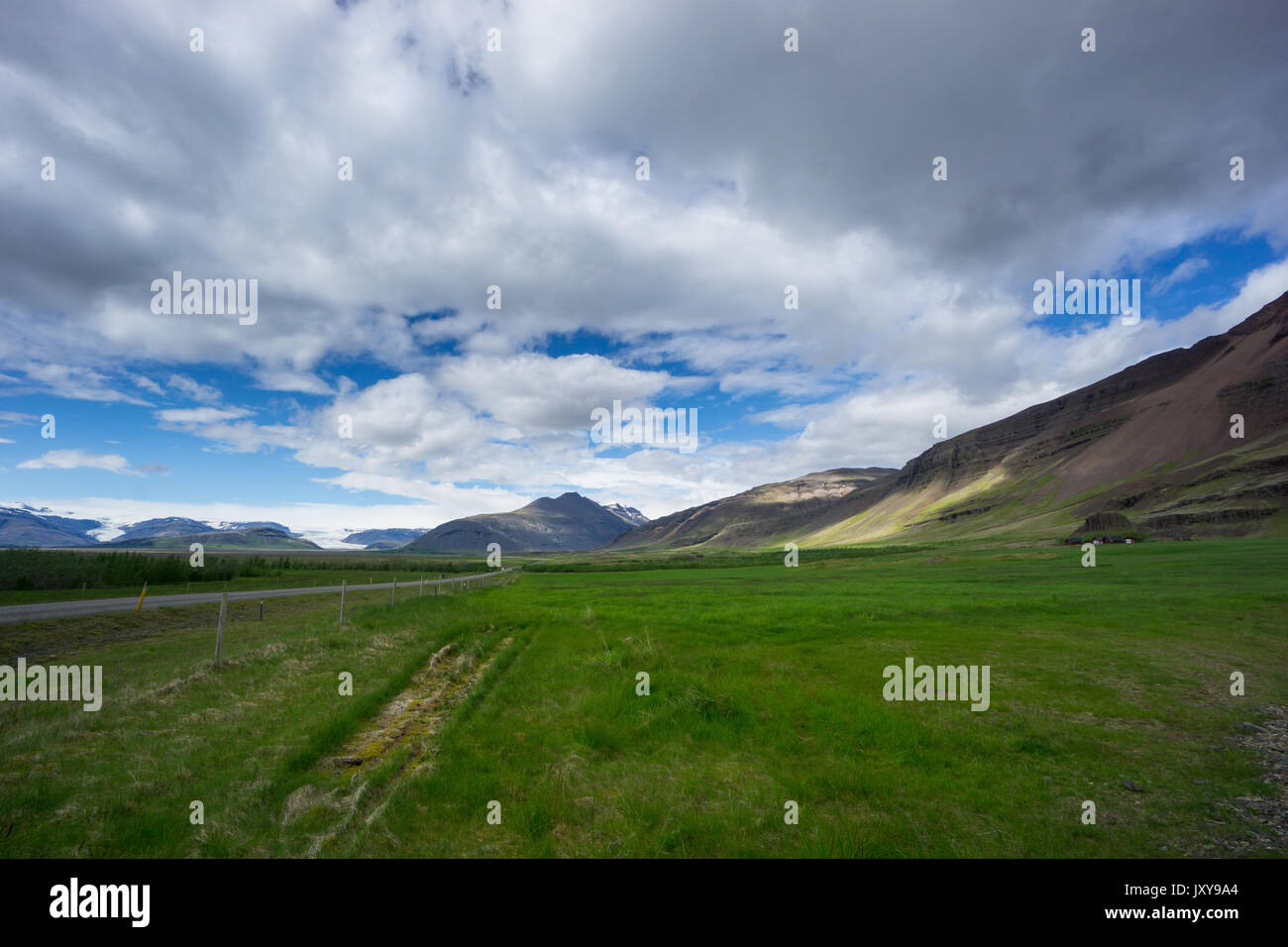 Island - Grüne, flache mit Straße zwischen Vulkanen und Gletschern Stockfoto