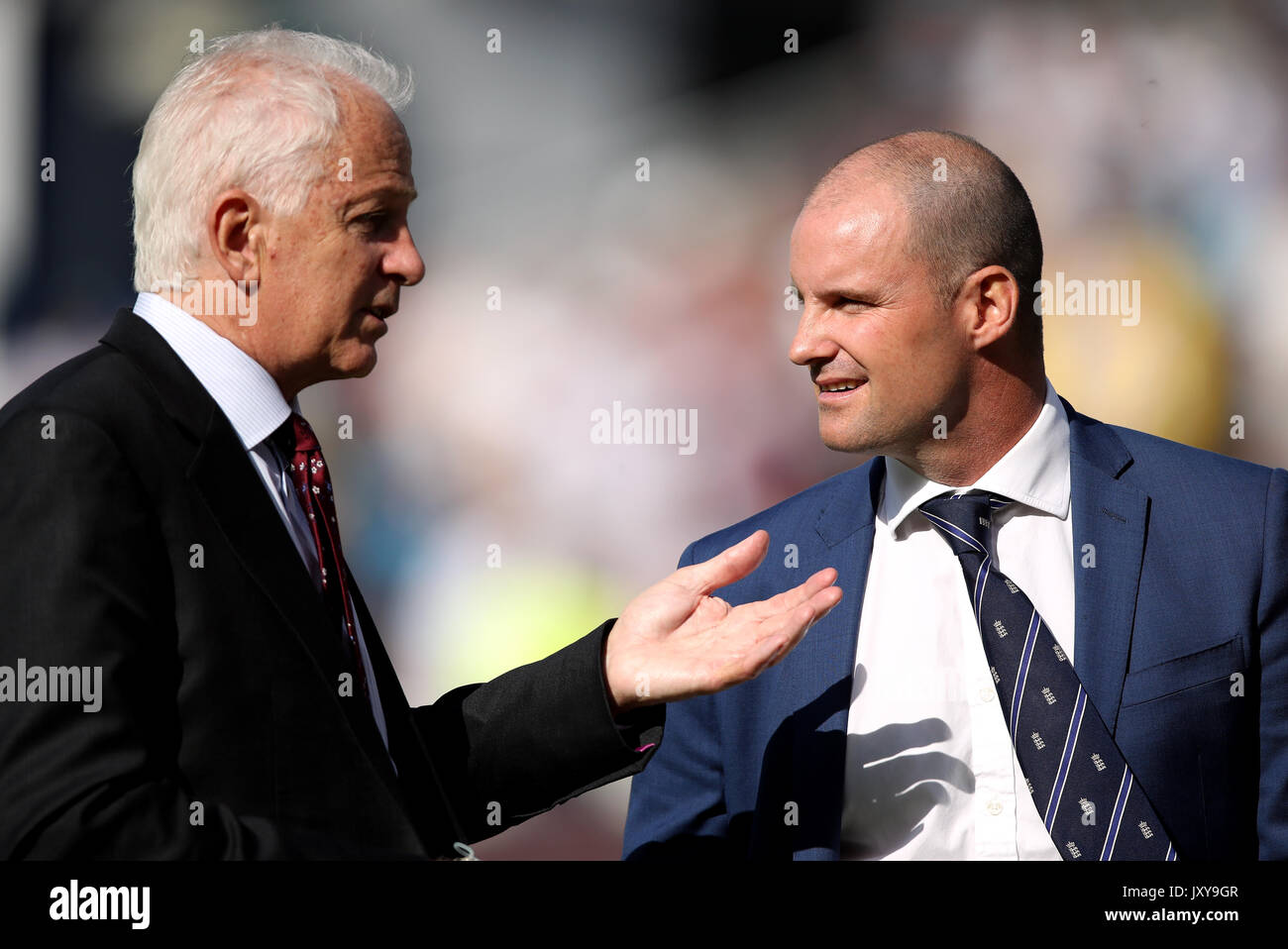 David Gower (links) und Andreas Strauss während des Tages eine der Ersten Investec Testspiel bei Edgbaston, Birmingham. Stockfoto