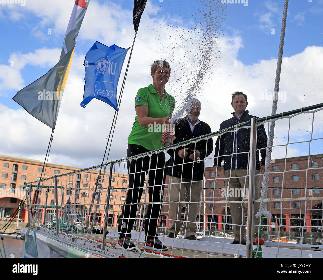 Nikki Henderson Skipper der Besuchen Sie Seattle sprays Champagner das Boot an den Albert Docks zu Christen, Liverpool vor diesem Sonntag Start der Clipper Segelregatta rund um die Welt. PRESS ASSOCIATION Foto. Bild Datum: Donnerstag, 17. August 2017. Photo Credit: Clint Hughes/PA-Kabel Stockfoto