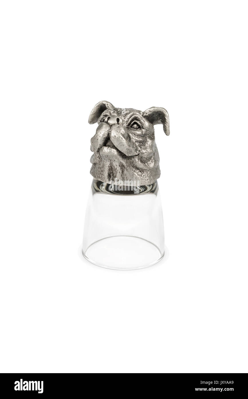 Dekoratives Glas für Wodka mit einem Schnauze eines Hundes, auf den Kopf gestellt, auf weißem Hintergrund Stockfoto