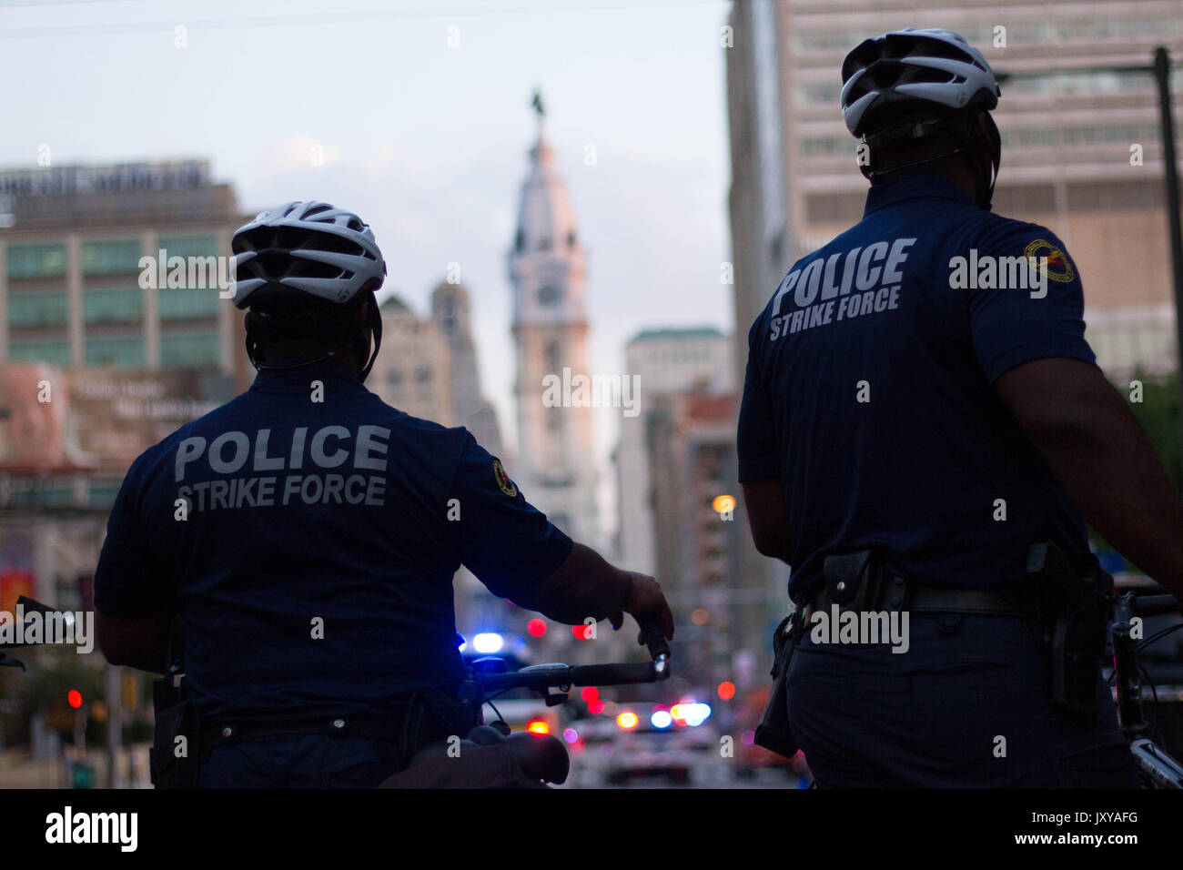 Philadelphia Polizei während einer Kundgebung gegen weißen Nationalismus und andere Formen von Rassismus in der Stadt, Donnerstag, 16. August 2017. Stockfoto