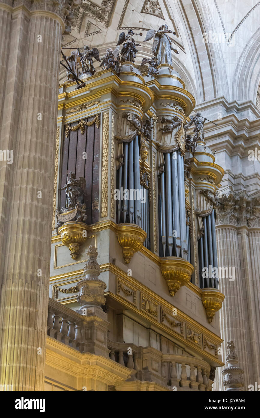 Jaen, Spanien - Mai 2016, 2:Orgel der Kathedrale von Jaén, durch abgenutzte Stelle Jayme von Begoños im Jahr 1705 erstellt, Jaen, Andalusien, Spanien Stockfoto