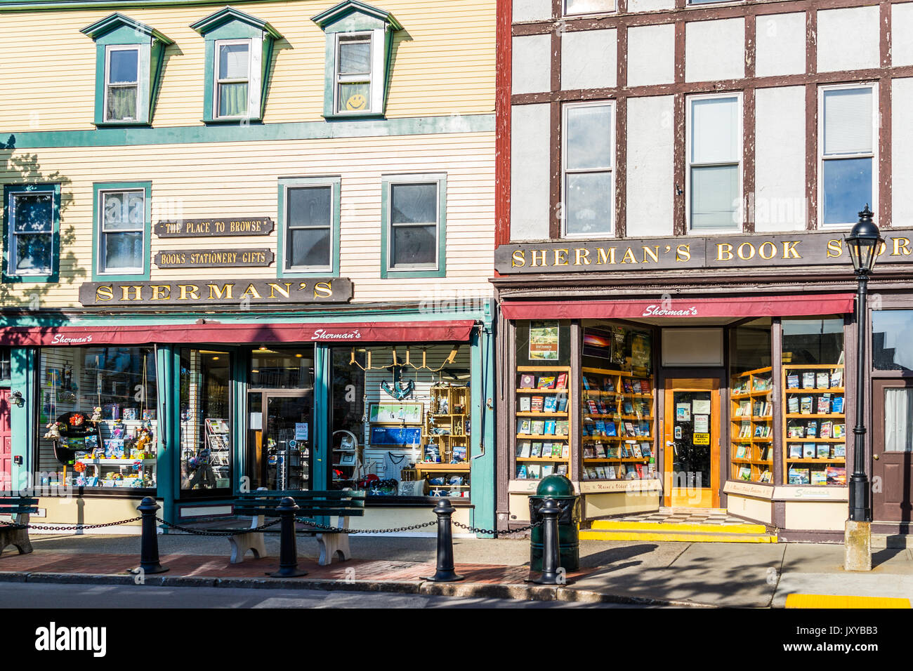 Bar Harbor, USA - Juni 8, 2017: Alte lokale unabhängige Buchhandlung namens Sherman's Fassade in der Innenstadt von Dorf auf Urlaub im Sommer mit Zeichen Stockfoto