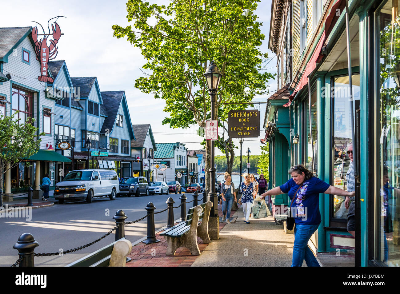 Bar Harbor, USA - Juni 8, 2017: Alte lokale unabhängige Buchhandlung namens Sherman's Fassade in der Innenstadt von Dorf auf Urlaub im Sommer mit Zeichen und peo Stockfoto