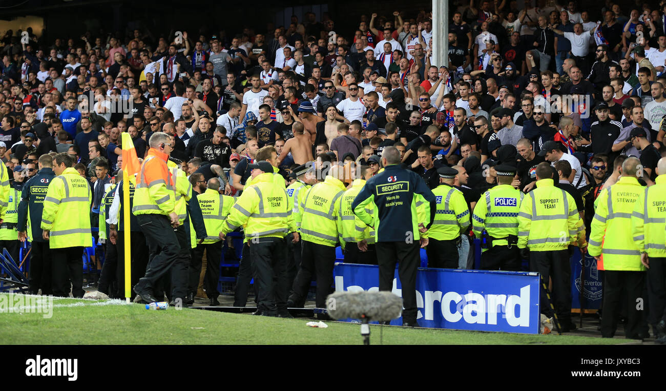 Sicherheit und Polizei runde Hajduk Split Fans während der UEFA Europa  League, Play-Off Hinspiel Spiel im Goodison Park, Liverpool Stockfotografie  - Alamy